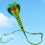 עפיפון בצורת נחש ענק