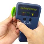 מכשיר לשכפול וקריאה תגי קרבה RFID וכרטיסי קרבה