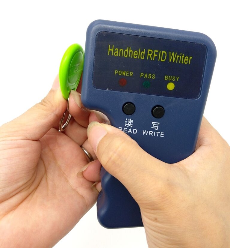 מכשיר לשכפול וקריאה תגי קרבה RFID וכרטיסי קרבה