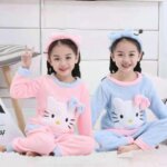 פיג’מת פלנל פליז ארוכה לילדות – הלו קיטי Hello Kitty