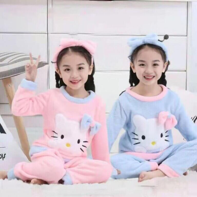 פיג’מת פלנל פליז ארוכה לילדות – הלו קיטי Hello Kitty
