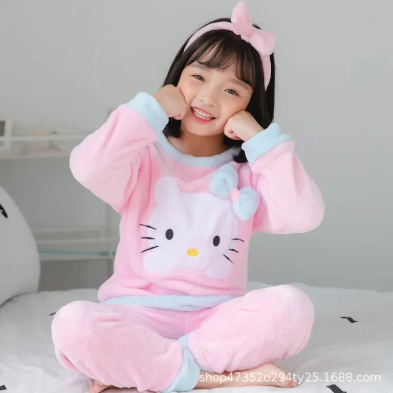 פיג’מת פלנל פליז ארוכה לילדות – הלו קיטי Hello Kitty