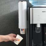 מתקן כוסות נתלה בעיצוב יוקרתי
