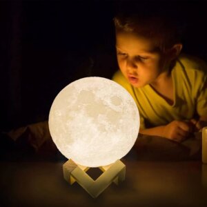 מנורה תלת־מימדת בצורת ירח עם מעמד עץ