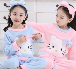 פיג’מת פליז לחורף בעיצוב “הלו קיטי” לילדות!