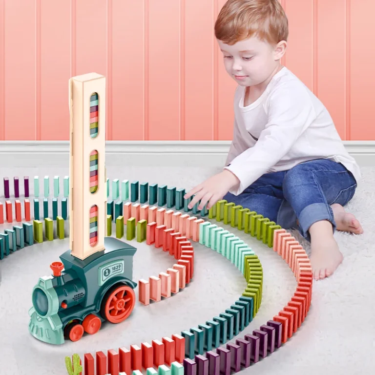 משחק קטר אוטומטי נוסע ומפזר אבני דומינו בשורה עם 60 אבני דומינו מתנה!