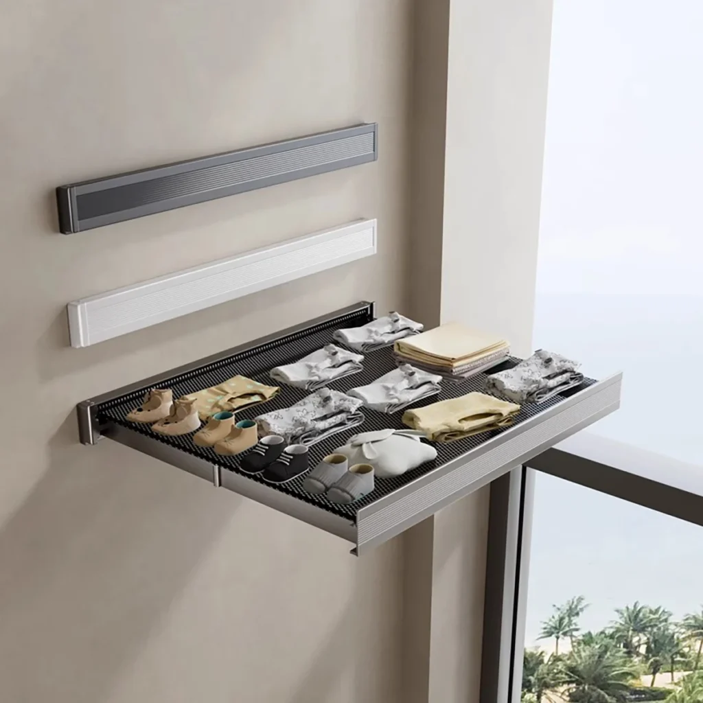 מדף רשת מתקפל נצמד לקיר לחיסכון במקום עם ווי תלייה