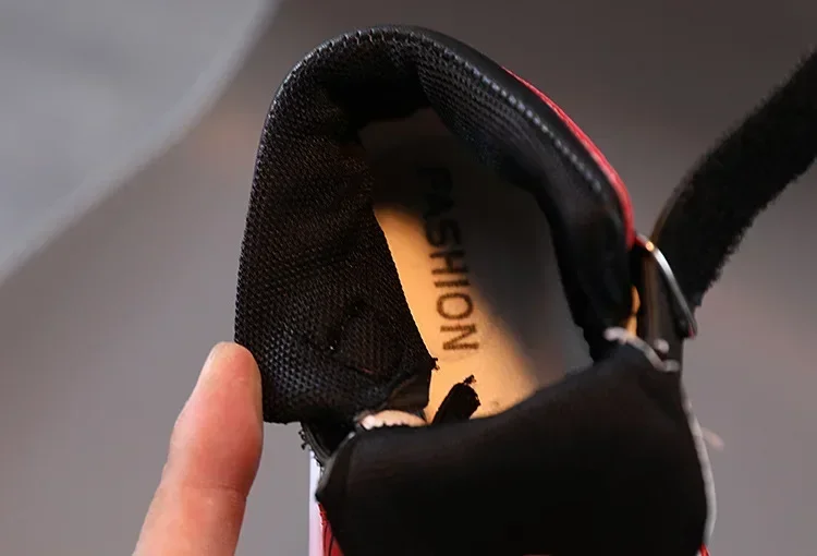 נעלי סניקרס בעיצוב ספיידרמן מוארות לילדים