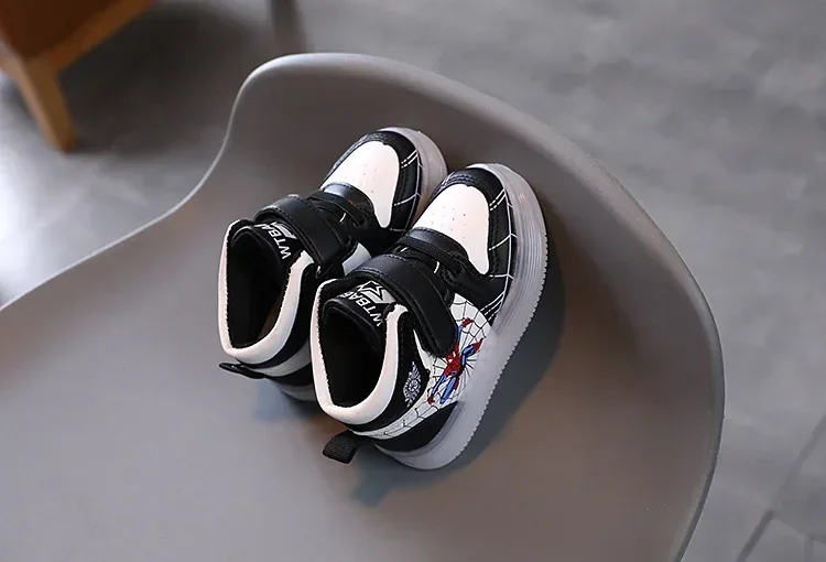 נעלי סניקרס בעיצוב ספיידרמן מוארות לילדים