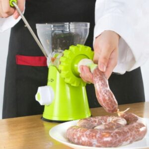 מכשיר לטחינת בשר והכנת נקניקיות ביתי